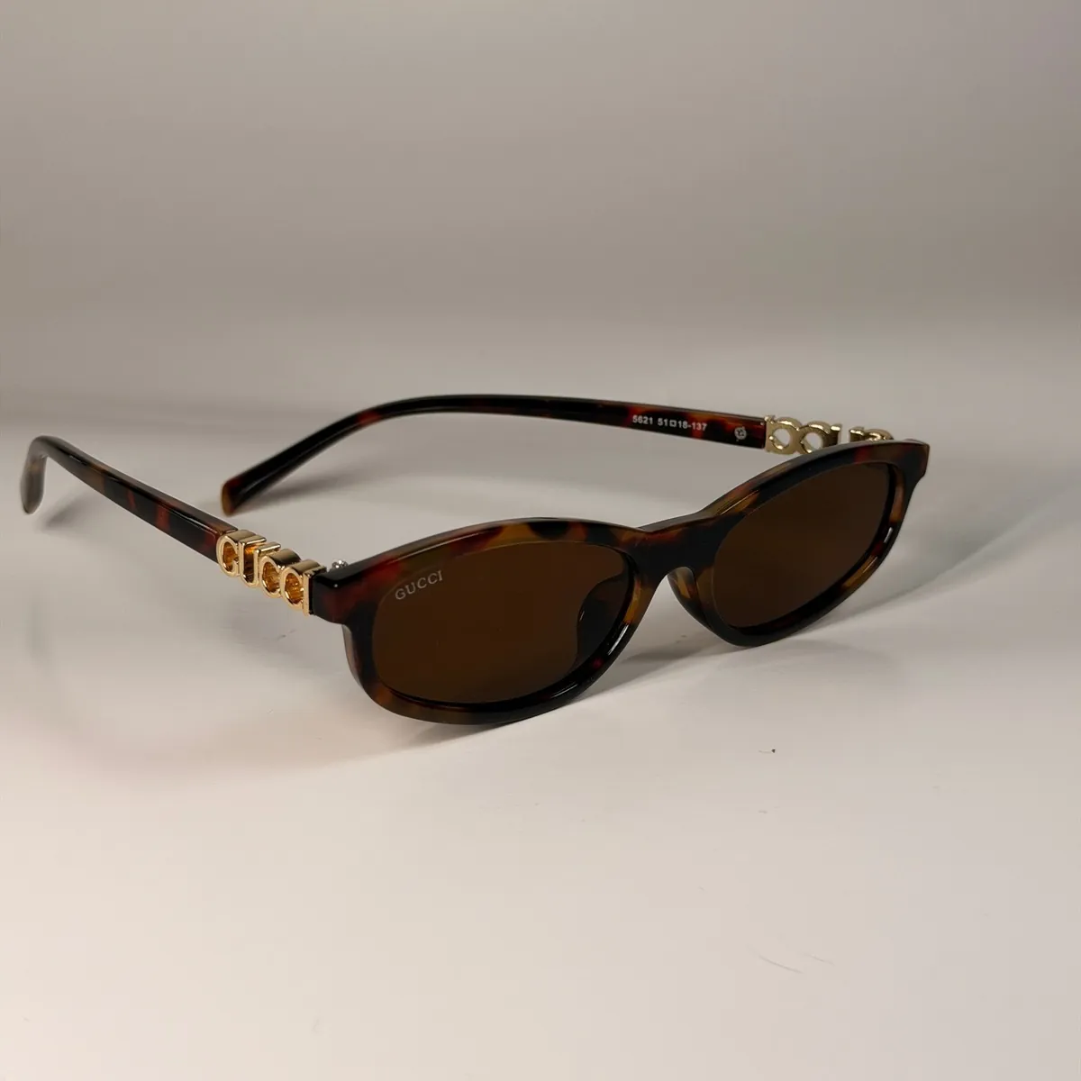 Oval Slim, Tartaruga, Hastes com Elos Dourados
