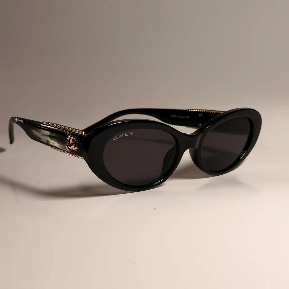 Oval Arredondado, Preto, Lente Cinza, Detalhe Dourado