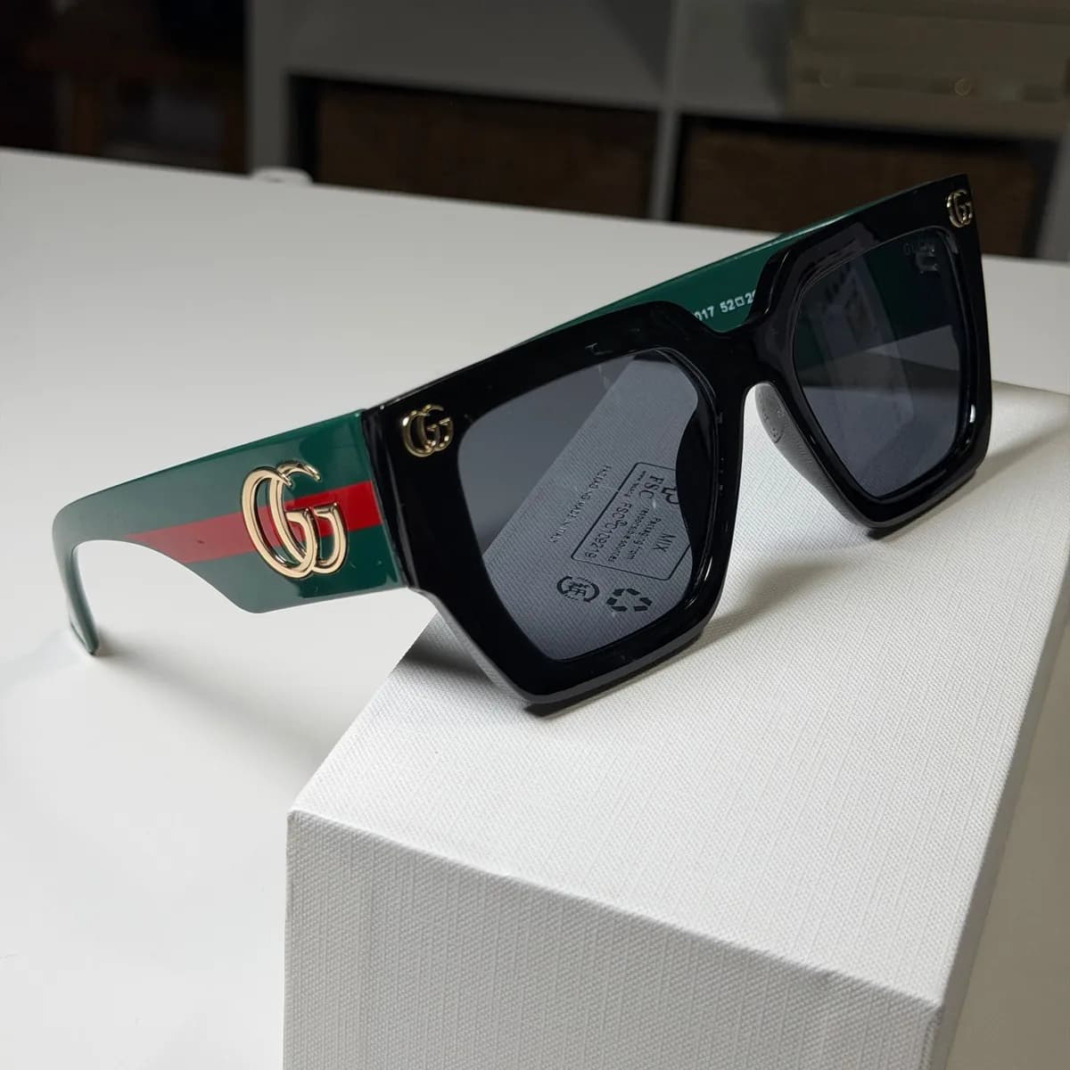 Quadrado Oversized, Preto, Hastes Verde e Vermelho