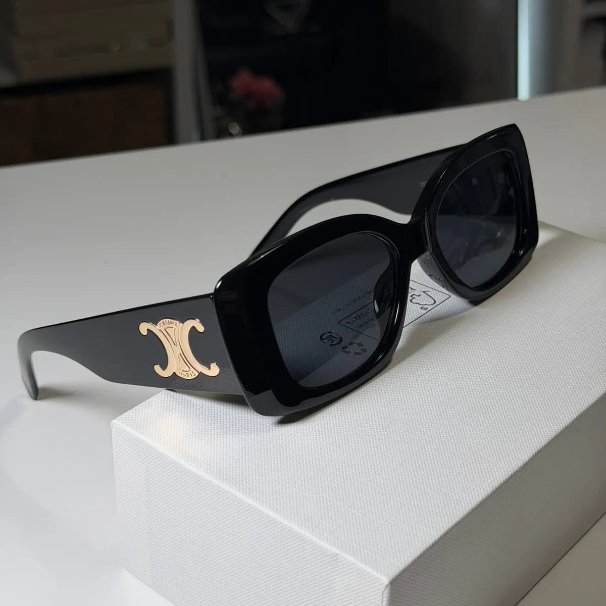 Retangular Robusto, Preto, Emblema Dourado