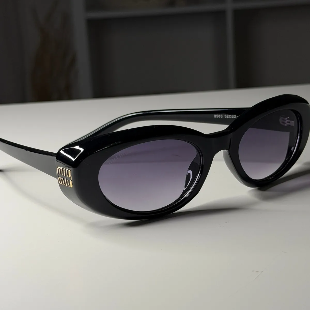 Oval Robusto, Preto, Detalhe Dourado, Lente Degradê