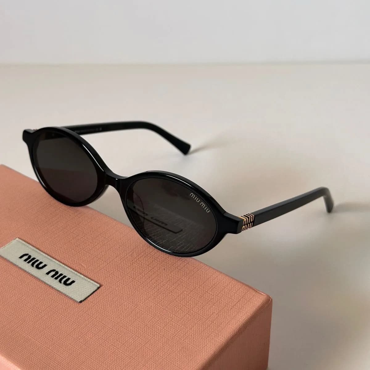 Oval Fino, Preto, Detalhe Dourado, Lente Cinza