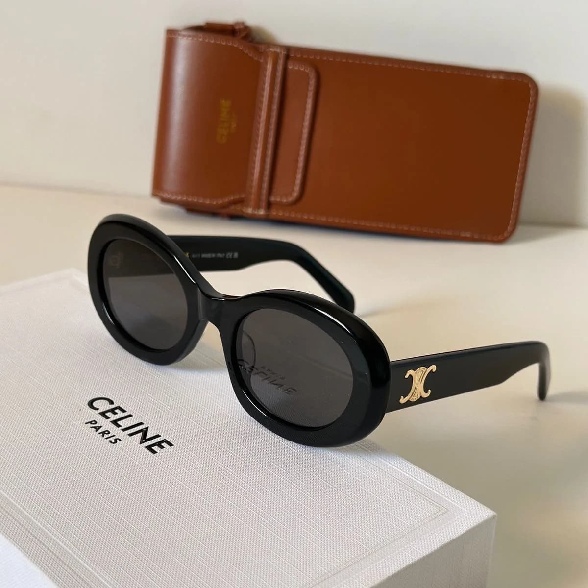 Oval Grosso, Preto, Emblema Dourado, Lente Cinza